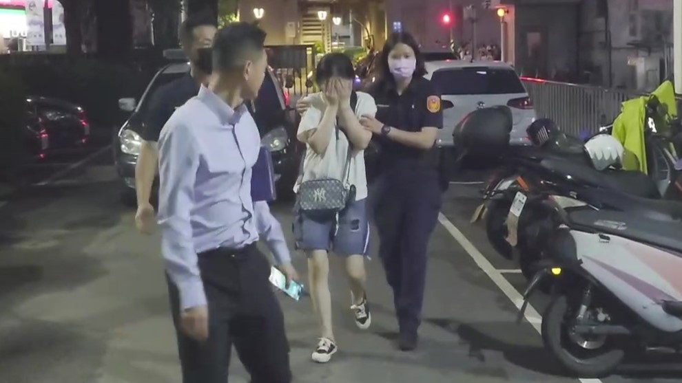 男嬰保母到分局做筆錄。圖／台視新聞