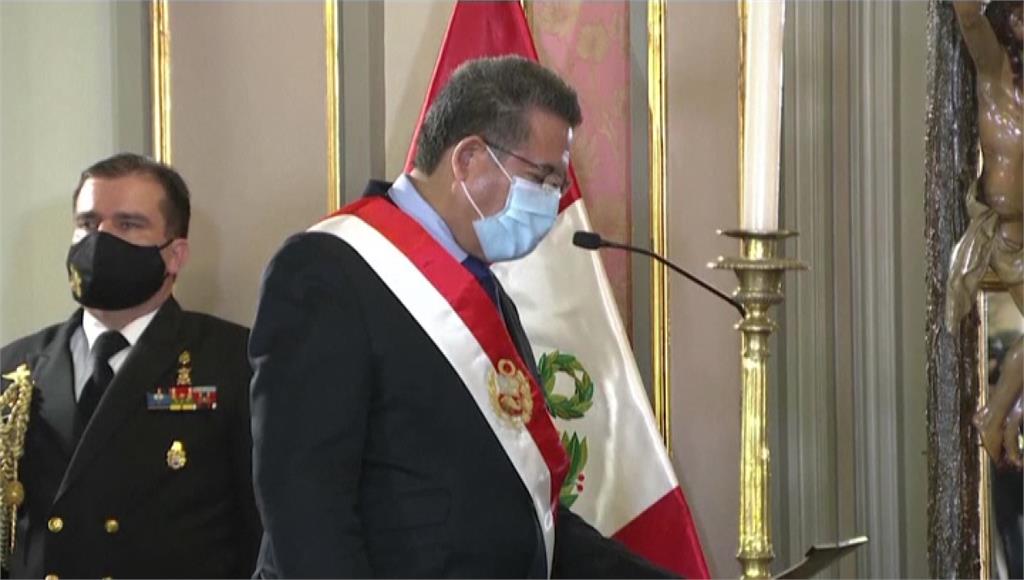 上任不到一週的祕魯臨時總統梅禮諾，15日透過電視演說宣布請辭下台。圖：台視新聞