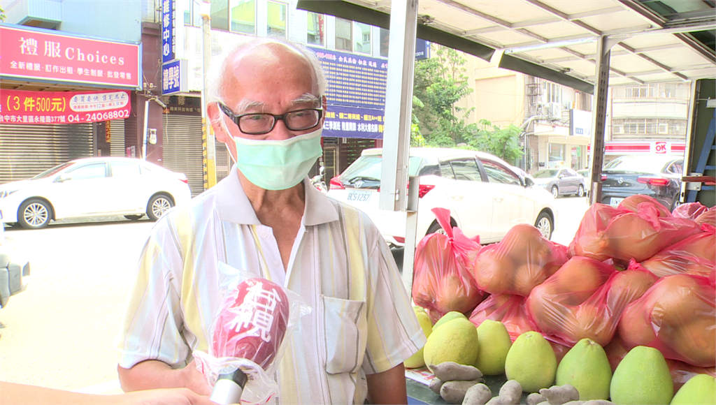 台中一名阿伯賣地瓜和柚子，扛起一家六口的生計。圖／台視新聞