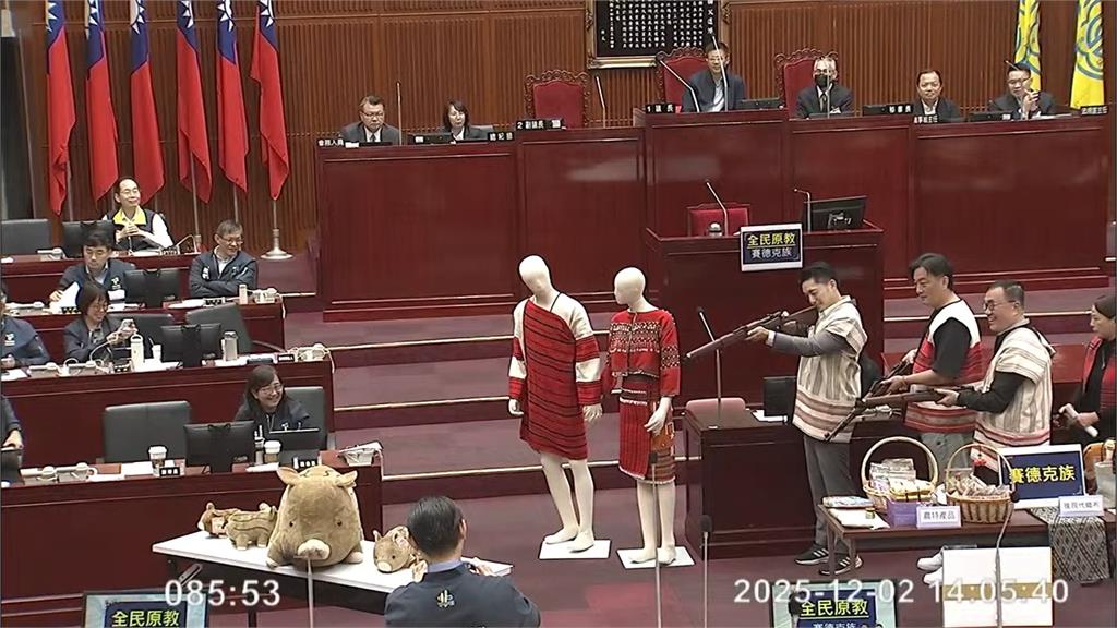 蔣萬安李四川議會穿賽德克族戰袍還玩獵山豬 議員喊警局長把2人帶走