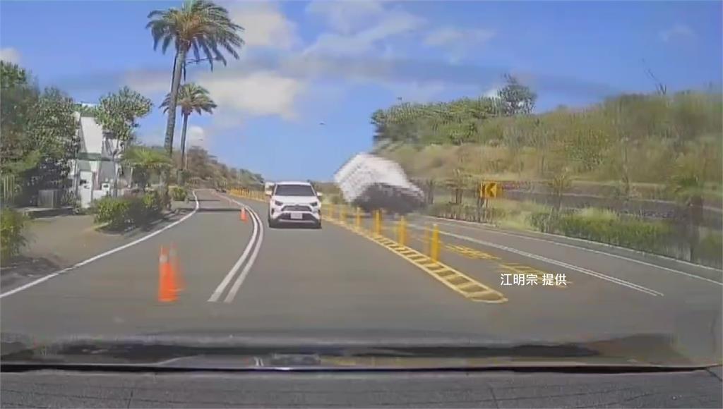 疑開太快失控打滑！貨車「甩尾撞圍籬」駕駛摔斷腿
