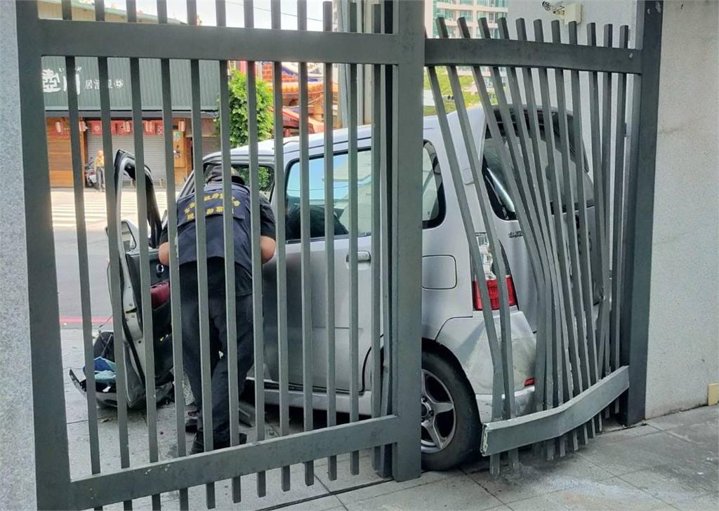 離奇車禍  自撞電線杆整車遭甩卡鐵門 民眾:神穿...