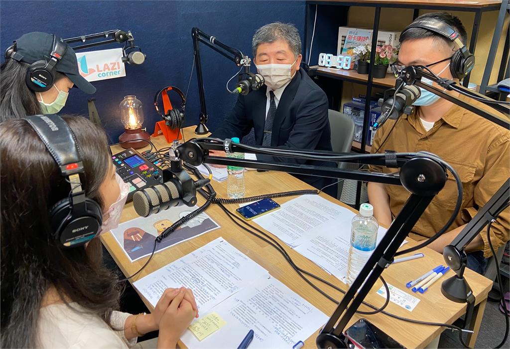 衛福部長、疫情指揮中心指揮官陳時中接受Podcast頻道「耳朵出遊不出油」專訪。圖／民進黨提供