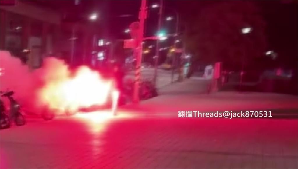 不滿遭解僱談判 當街施放信號彈揮刀