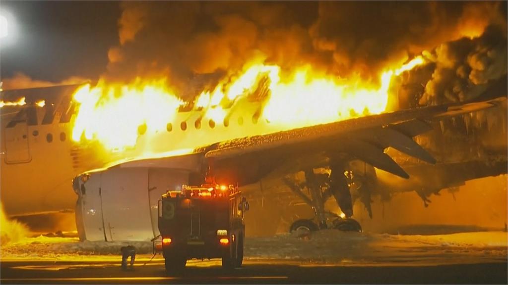 日本羽田機場大火事故原因仍在調查當中。圖／AP Direct