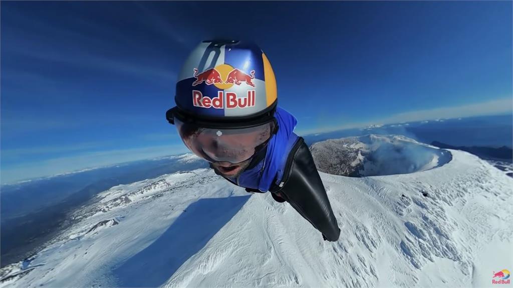 阿瓦雷茲穿飛鼠裝，飛越智利維利亞里火山。圖／翻攝自YouTube@Red Bull