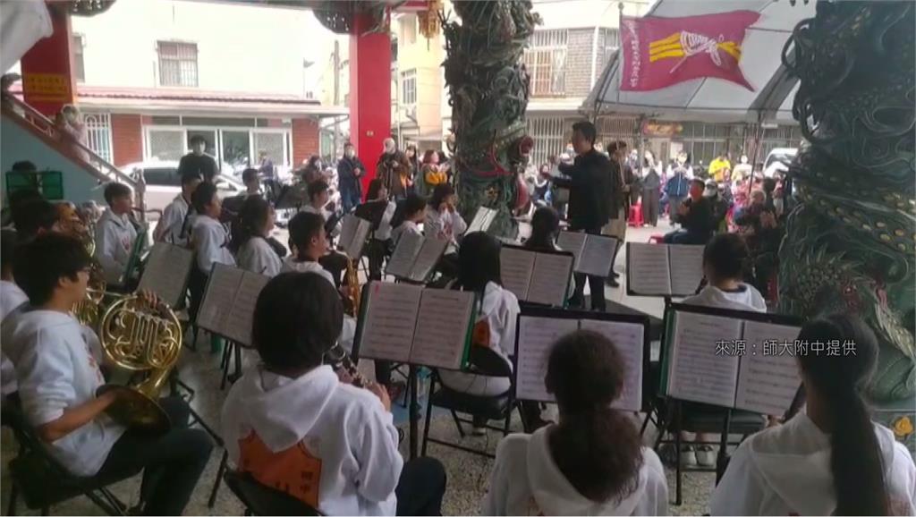 師大附中管樂隊受邀在嘉義市鎮天宮的廟埕廣場演出。圖／師大附中提供
