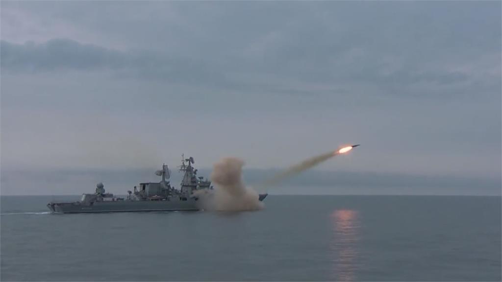 俄國海軍的黑海艦隊旗艦莫斯科號，遭烏軍飛彈擊沉。圖／畫面攝自AP