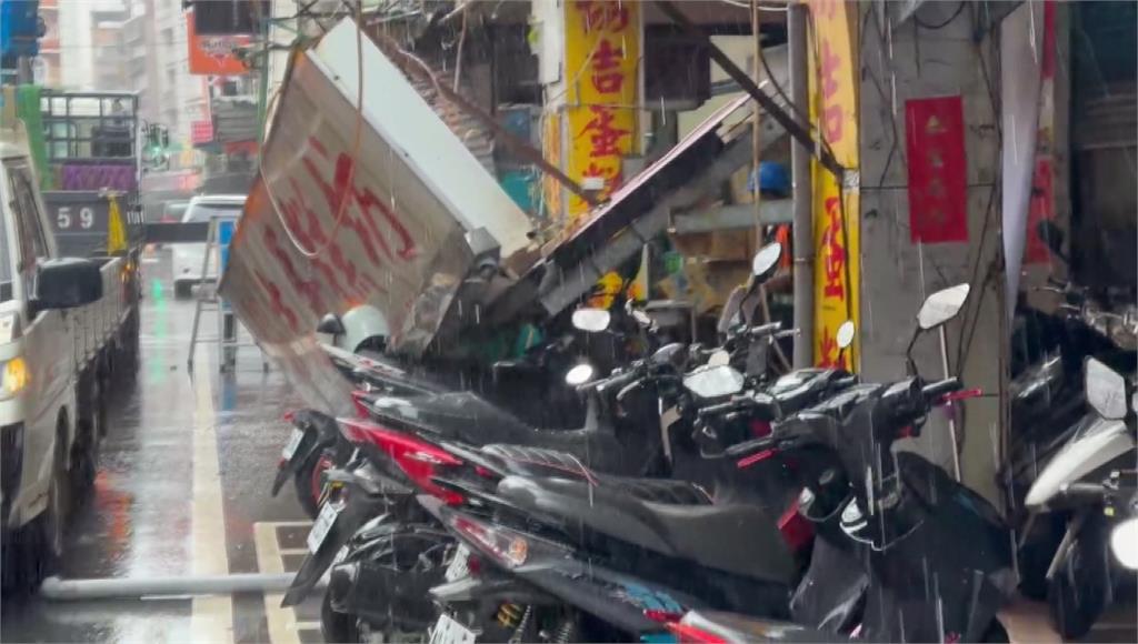 巴威強風撐不住！新北蘆洲兩店家招牌、鐵皮雨遮砸落 4機車受損