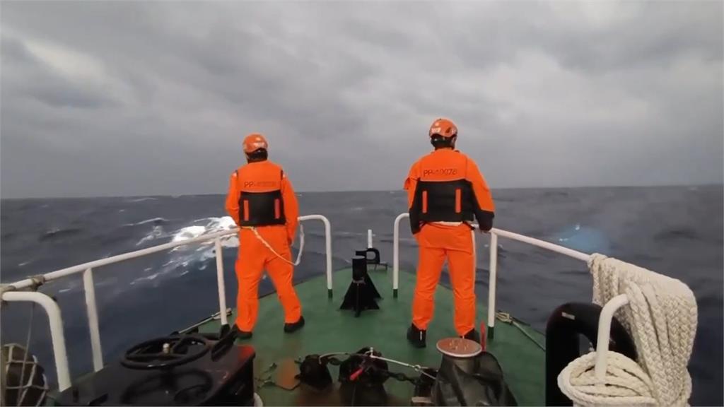海巡搜救畫面曝 海象惡劣頂9級陣風全力搜索飛官辛柏毅