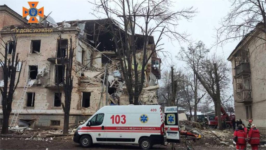 俄羅斯朝烏克蘭發射超過70枚飛彈，一棟公寓遭飛彈擊中。圖／翻攝自Twitter@StratcomCentre