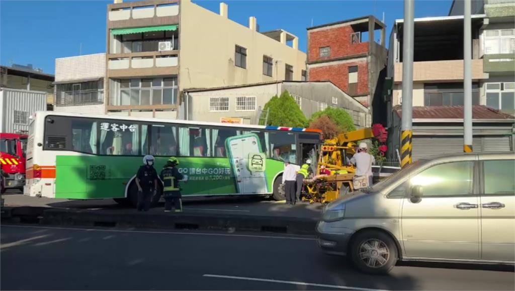 台中霧峰公車疑爆胎偏移橫跨分隔島！ 逆向衝撞對向吊車釀3傷