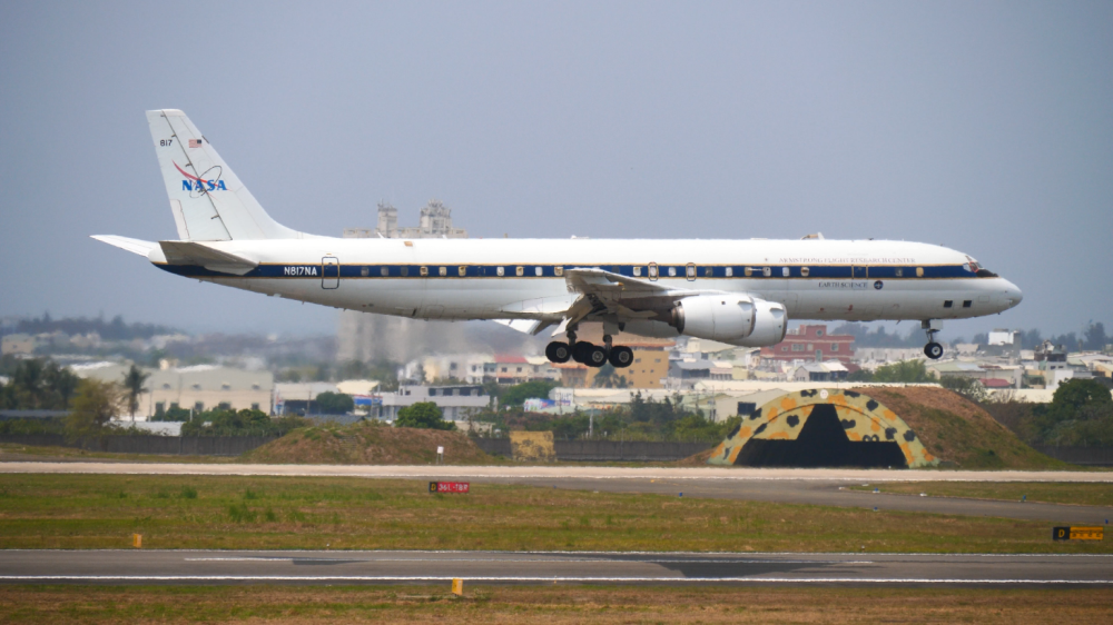 NASA DC8飛機低飛經過台南機場。圖／環境部網站