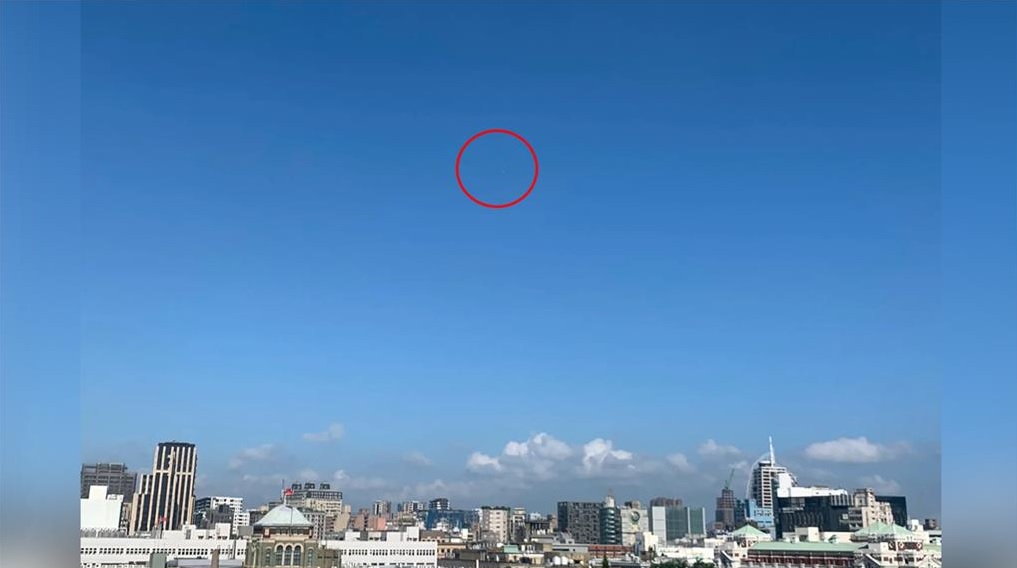 氣象局長鄭明典在臉書貼出一張不明氣球在總統府上空的照片。圖／翻攝自鄭明典臉書