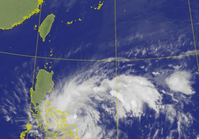 菲律賓東方海面有一個熱帶性低氣壓。圖／翻攝自中央氣象局