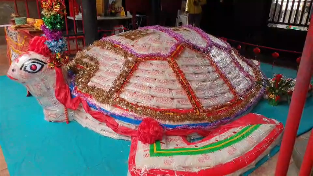 今年澎湖天后宮「米包龜」由上萬斤的袋裝米推疊而成，重達6千6百斤。圖／台視新聞