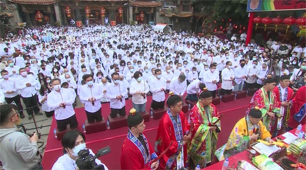 鎮瀾宮睽違58年舉辦祈雨法會，兩千多人身穿白衣，依循古禮祈求天降甘霖。