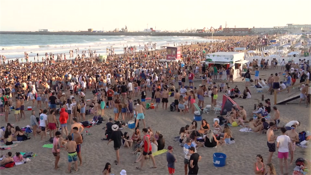 海灘上擠滿戲水的年輕人。圖／翻攝自AP Direct
