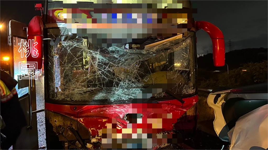 五楊高架晚間7車二次連環撞！ 女下車查看被遊覽車撞送醫不治