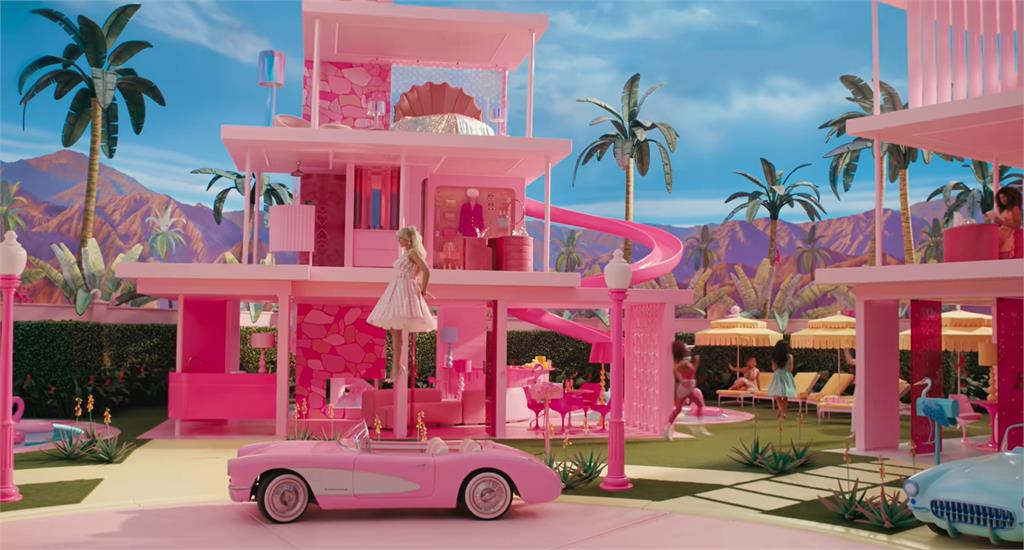 真人版《芭比》電影場景用到大量粉紅色油漆。圖／翻攝自Facebook@Barbie the Movie