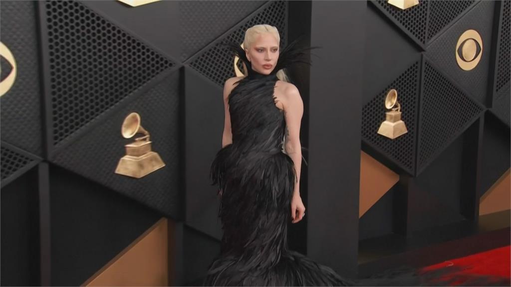 Lady Gaga以一身極具戲劇張力的「黑天鵝造型」亮相。圖／AP Direct