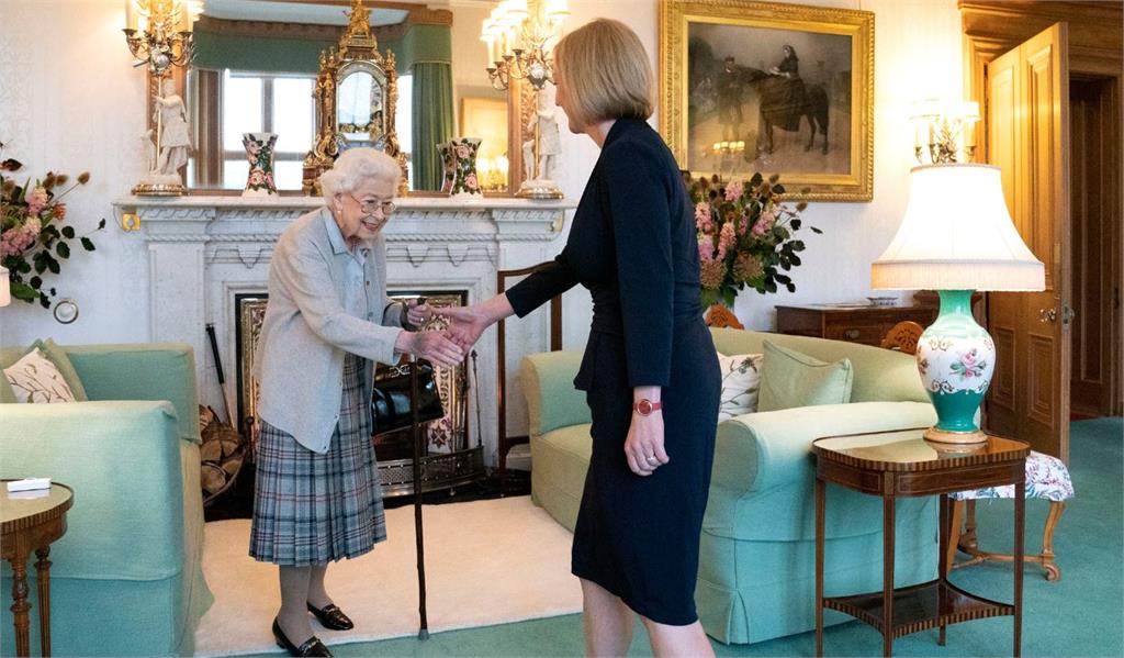 特拉斯獲女王任命，正式就任英國首相。圖／翻攝自Facebook@HMQueenElizabethII 