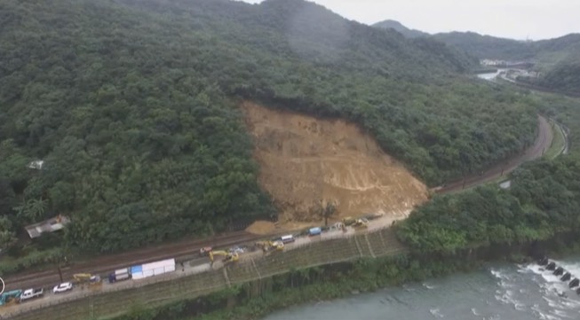 台鐵瑞芳猴硐間路段，去年底發生走山大坍方。圖：台視新聞