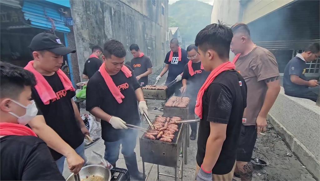 民間愛心團體與志工備美食慰勞災區民眾。圖／台視新聞