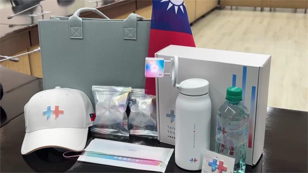 國慶紀念品開箱 首度推出迷你燈箱、手機支架功能保溫瓶吸睛