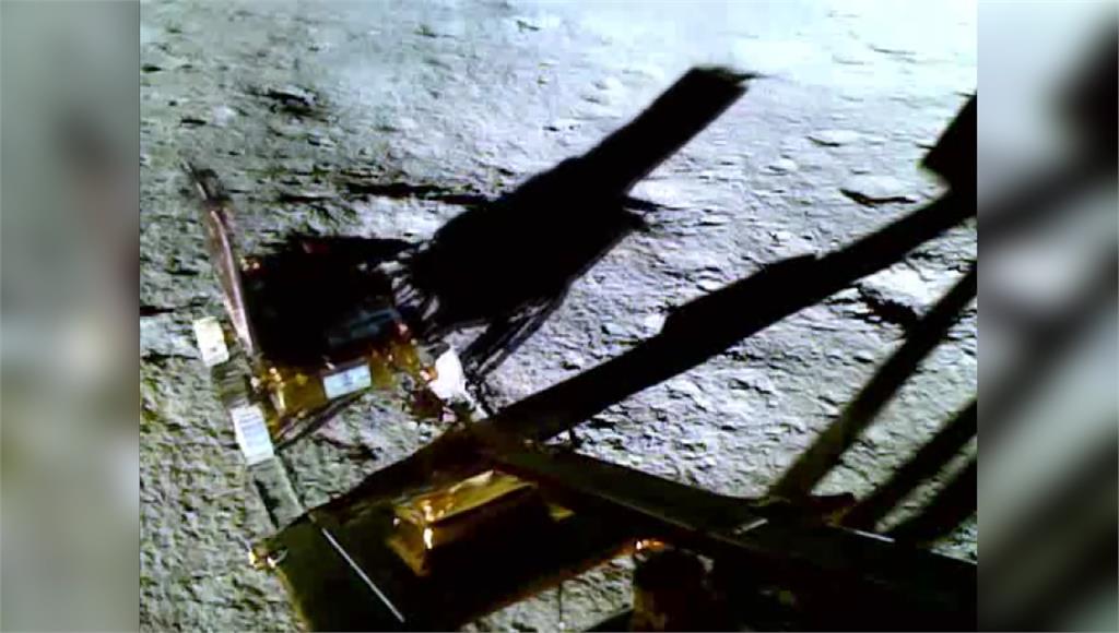 印度探測器登陸月球畫面曝光。圖／路透社、美聯社