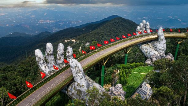 越南峴港知名度假勝地巴拿山的「黃金橋」天空步道。圖／翻攝自Pixabay