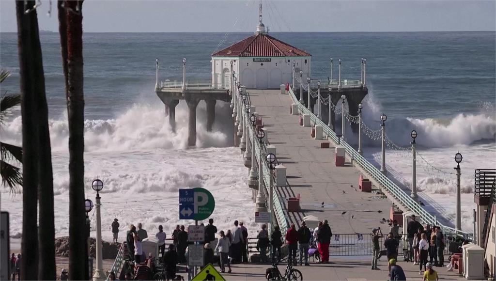 美國加州沿海發布巨浪警報　居民急撤離、海灘關閉。圖／美聯社、路透社、CNN