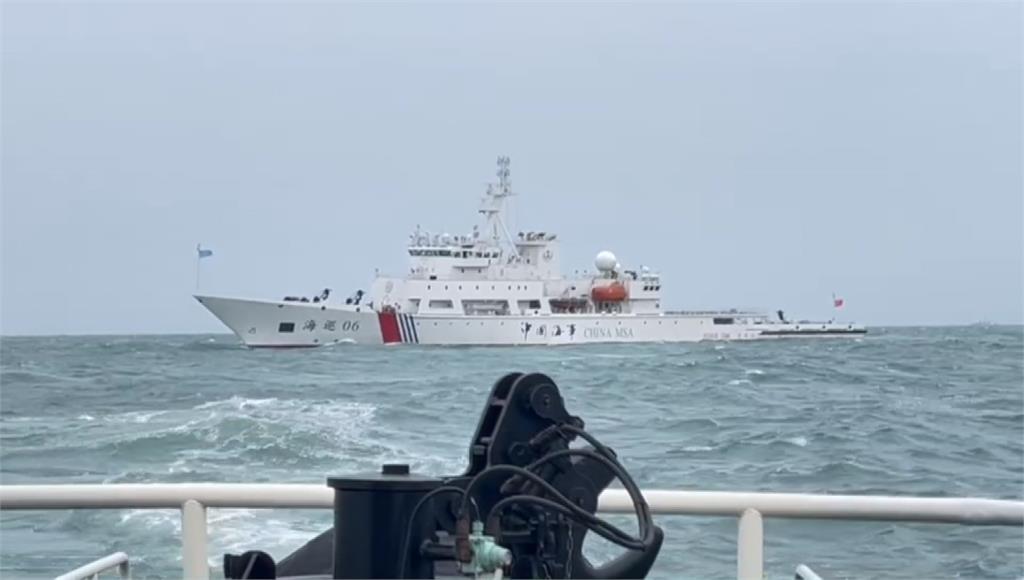 中國公務船跟海警船9日下午組隊闖進金門海域。圖／台視新聞