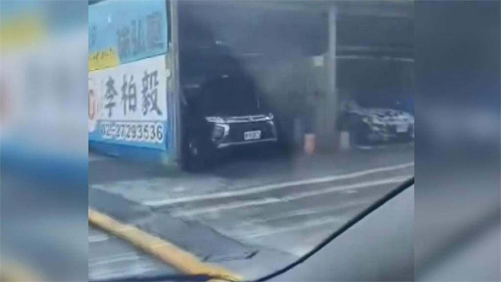 有民眾發現有警車進駐洗車場取締超速車輛。圖／台視新聞