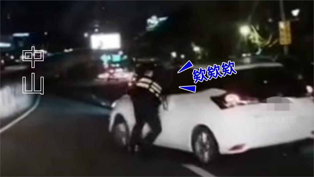 男拒檢謊報身分遭拆穿！竟踩油門暴衝想逃 警險遭輾畫面曝