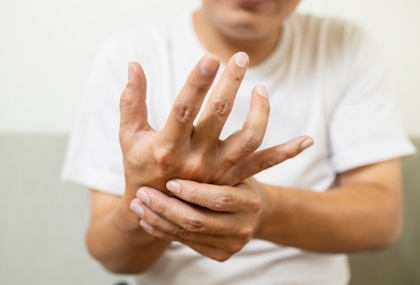 手抖.走路變慢是老化？帕金森氏症？藥師解析5類治療藥物、注意事項