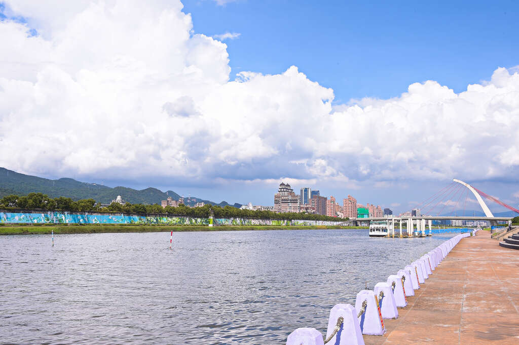 大佳河濱公園與松山機場僅一河之隔。圖：翻攝自臺北旅遊網