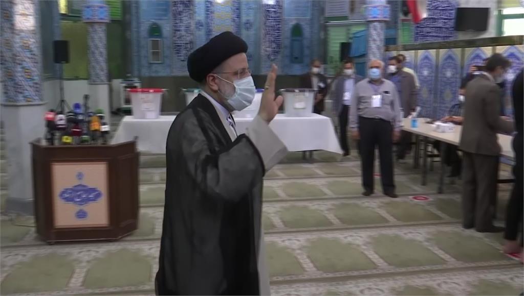 伊朗總統大選結果出爐，由最高領袖哈米尼屬意的候選人萊希順利當選。圖／翻攝自AP Direct