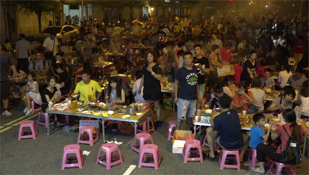 鳳山誠義里封街烤肉 上千人參與場面壯觀（圖：台視新聞）