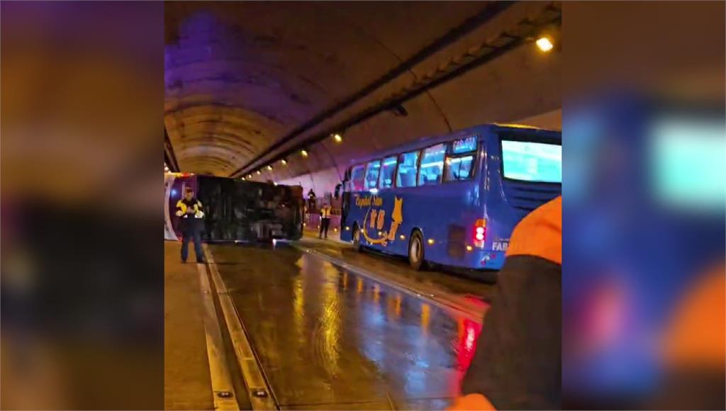 康橋校車隧道打滑撞牆釀18傷。圖／台視新聞