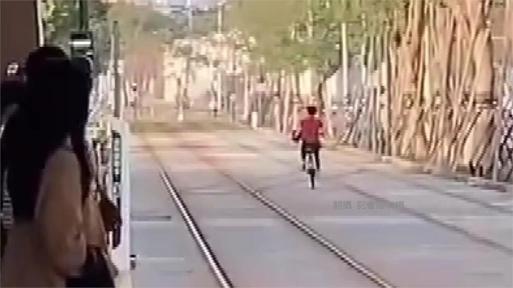 女子直接把腳踏車騎在輕軌軌道上。圖／翻攝自記者爆料網