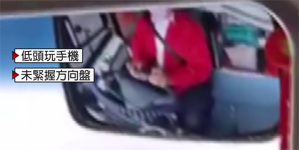 離譜客運司機邊開車邊滑手機，過程全被乘客拍下。圖：台視新聞