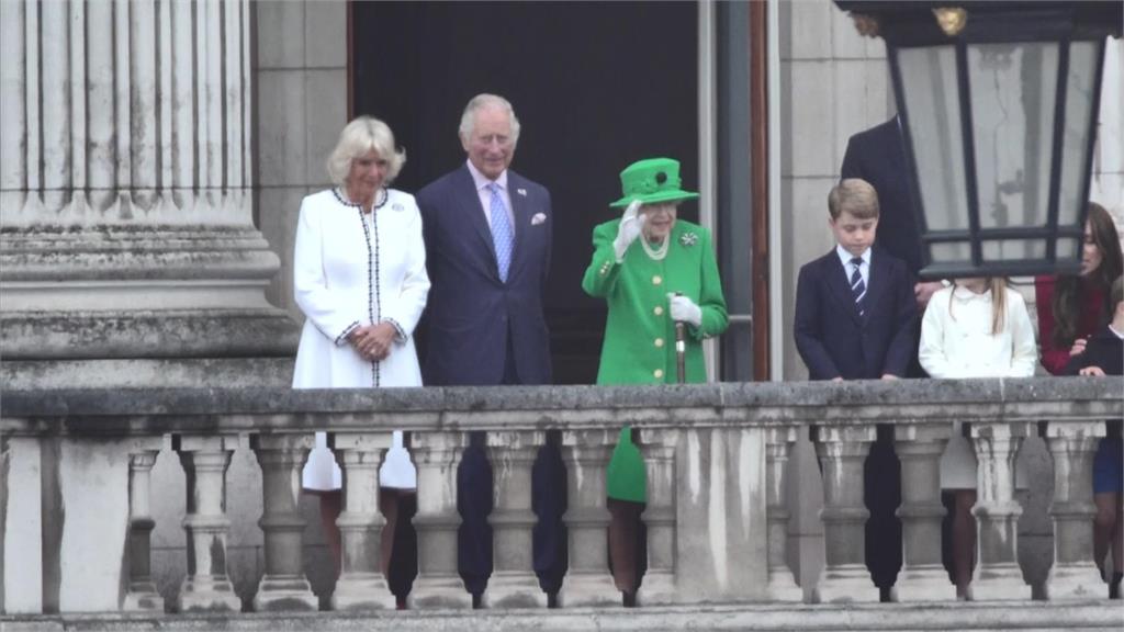 白金禧慶祝活動最後一天，英國女王伊麗莎白二世身穿深綠色套裝，在白金漢宮的陽台現身。圖／翻攝自AP Direct