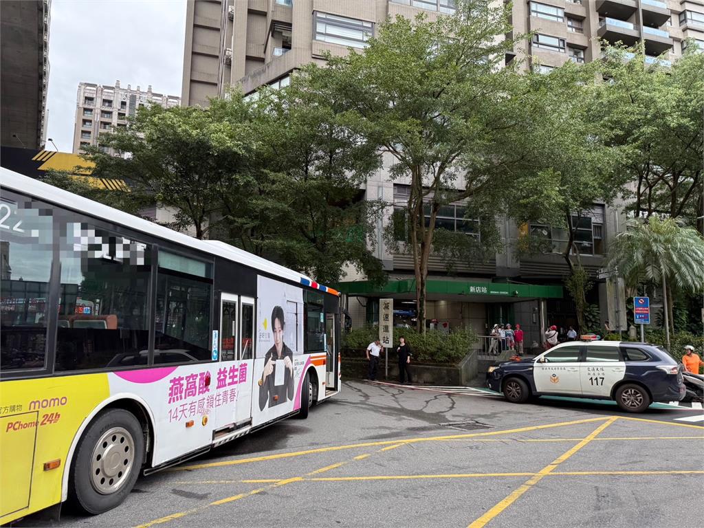 捷運新店站外公車撞行人！男腦出血昏迷倒地 車上乘客也受傷