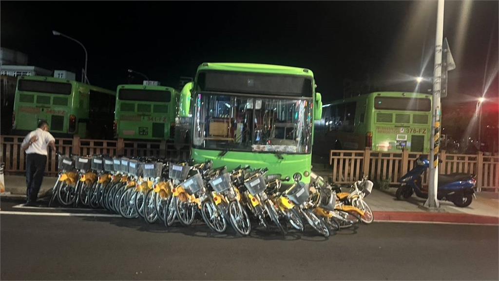 桃園發生一起客運撞YouBike事故。圖／台視新聞