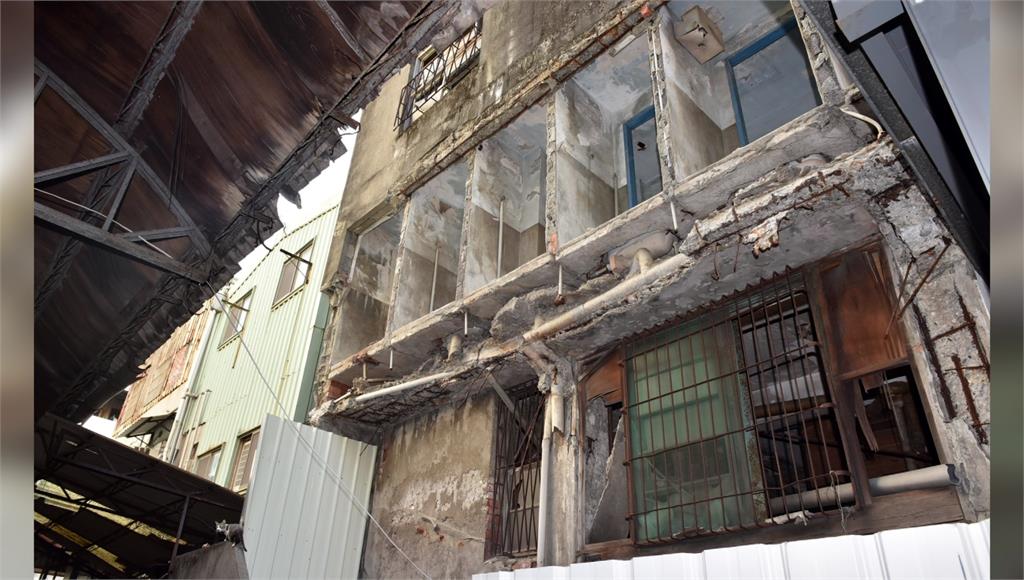 高雄三民區的「中都戲院」外牆坍塌、結構不穩，將在11月5日拆除。圖／台視新聞