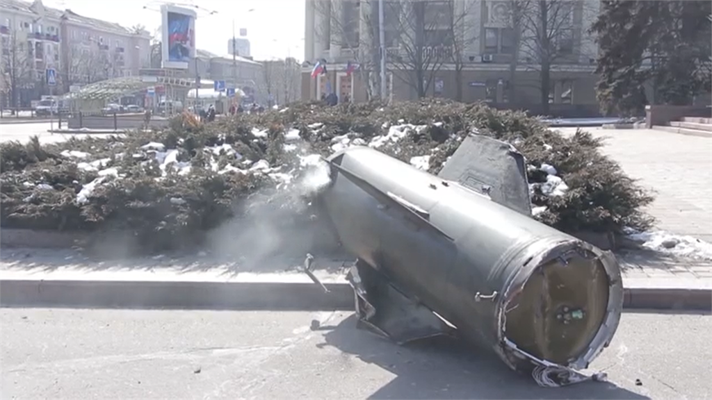 頓內茨克街道上的俄軍飛彈殘骸。圖／翻攝自AP Direct