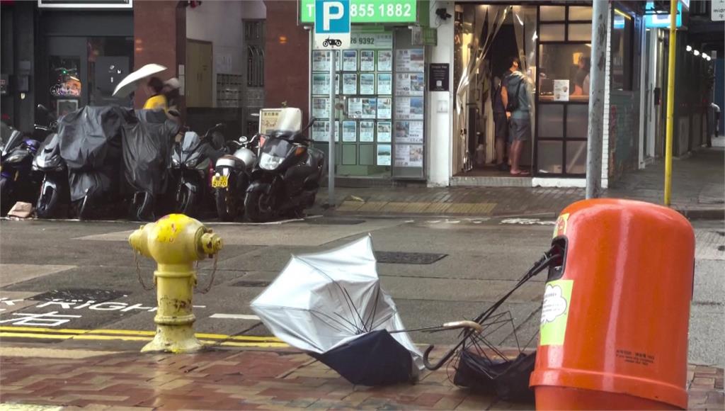 「小犬」颱風挾帶強風大雨，侵襲香港。圖／美聯社、路透社