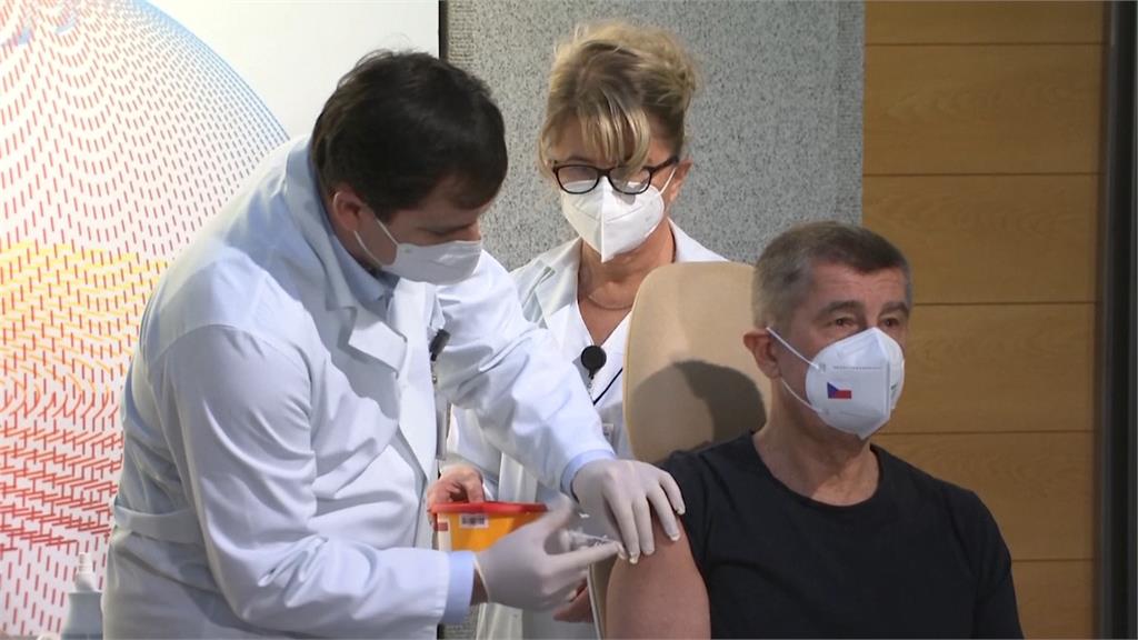 捷克總理巴比斯公開接種新冠疫苗。圖：AP Direct