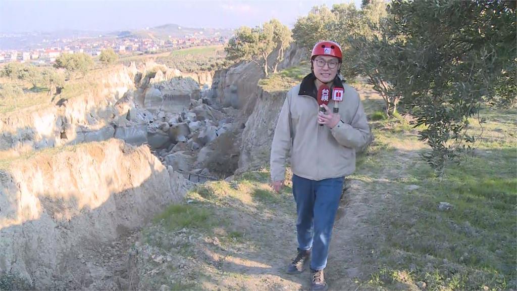 台視採訪團隊前進哈塔伊省，拍攝因地震裂成兩半的橄欖園。圖／台視